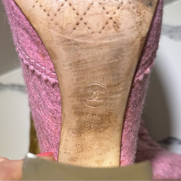 CHANEL PINK CHINE FELT AND GOLD QUILTED HEEL ANKLE BOOTS - Picture 10 of 12